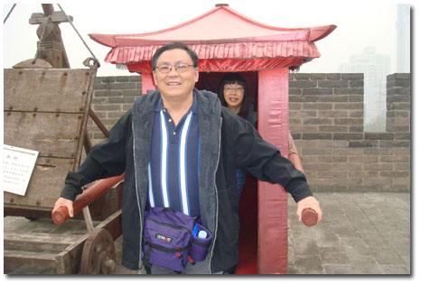 Laura gets a palanquin ride from Larry on the Xian city wall.